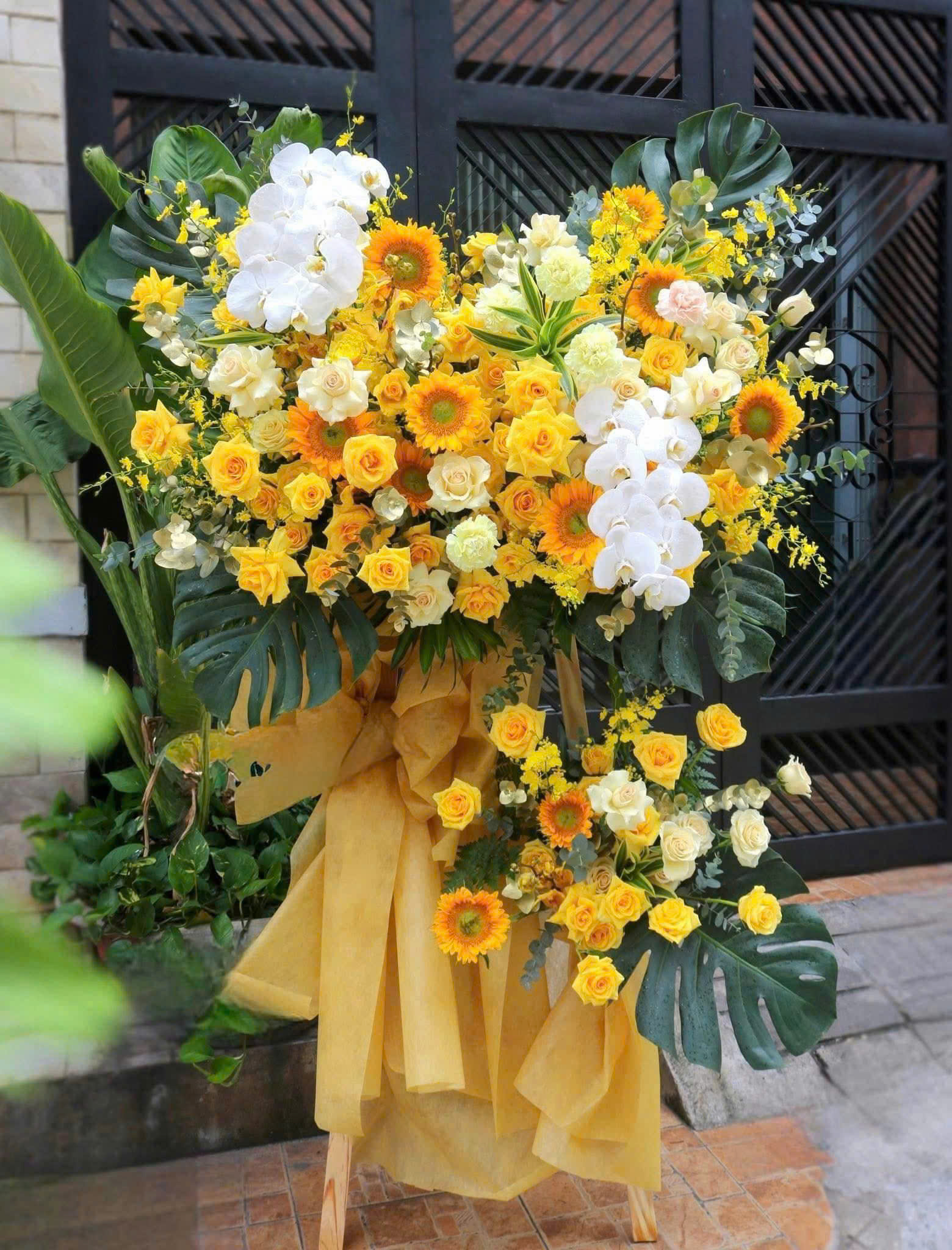 Kệ Hoa Khai Trương KT31 – Sắc Vàng Hướng Dương Tài Lộc, Lan Hồ Điệp Trắng Sang Trọng, Khai Trương Hồng Phát