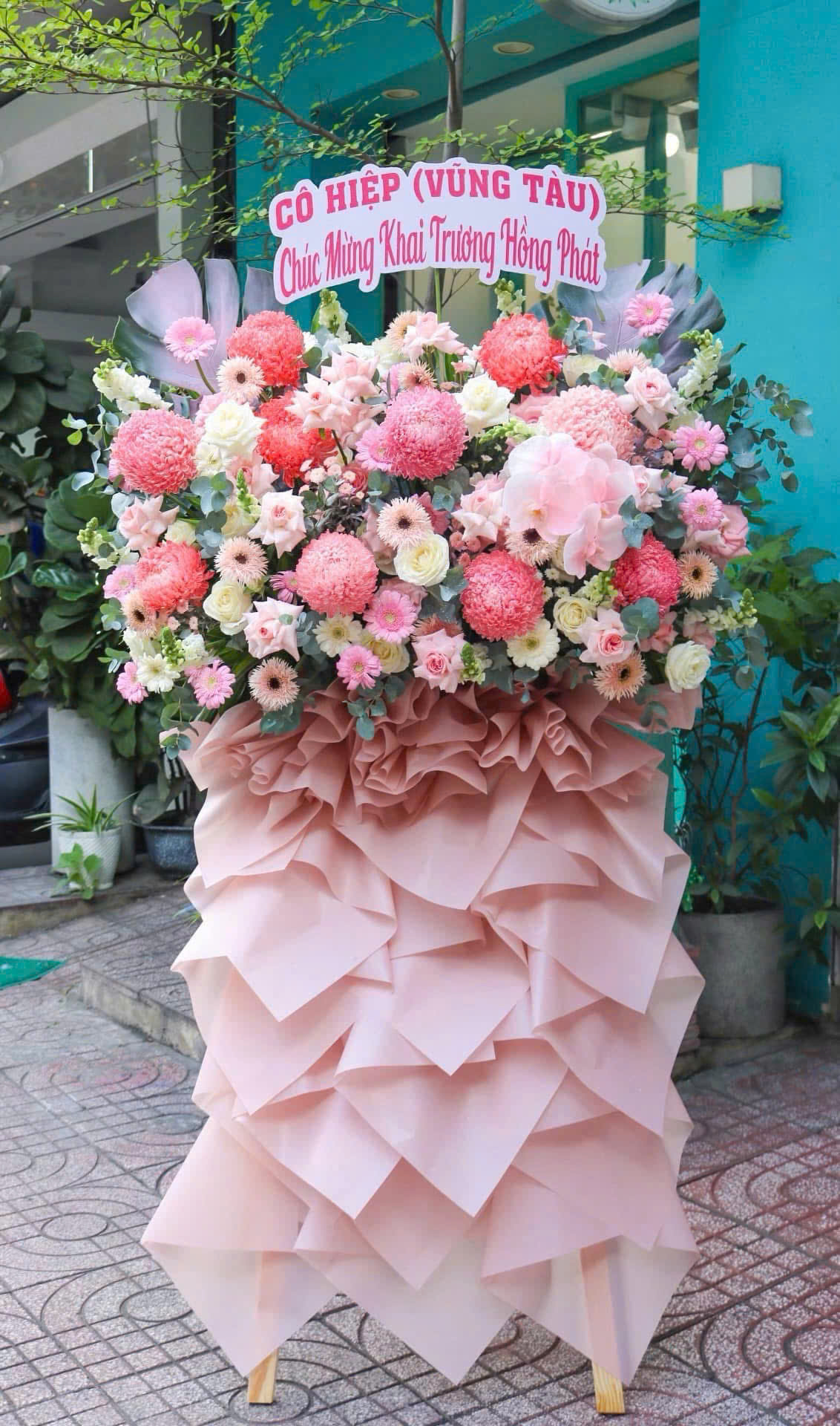 Kệ Hoa Khai Trương KT26 – Tone Hồng Pastel Ngọt Ngào, Phom Tròn Viên Mãn & Khởi Đầu Thuận Lợi